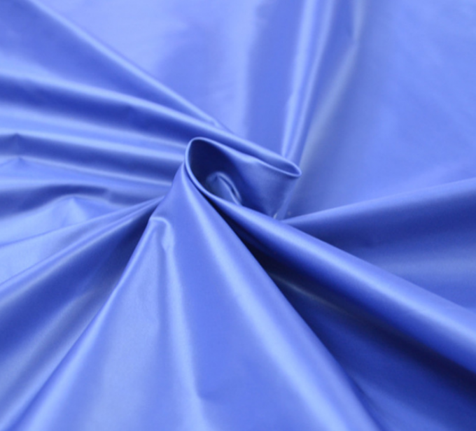 400T Plain gefärbtes Polyester-Taft-Gewebe 30 * 30D kundengebundene Farbe für Stoff